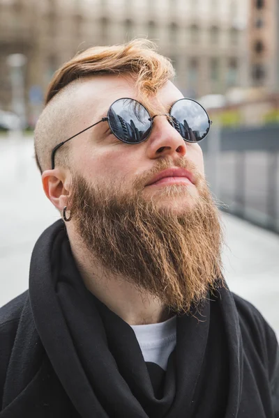 Elegante hombre barbudo posando en la calle — Foto de Stock