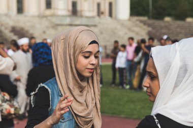 Milano, İtalya'da Bayramı kutlayan Müslüman insanlar