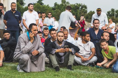 Milano, İtalya'da Bayramı kutlayan Müslüman insanlar