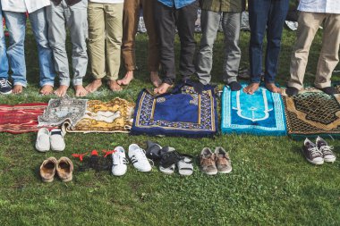 Milano, İtalya'da Bayram'ı kutlayan Müslüman insanların ayrıntıları