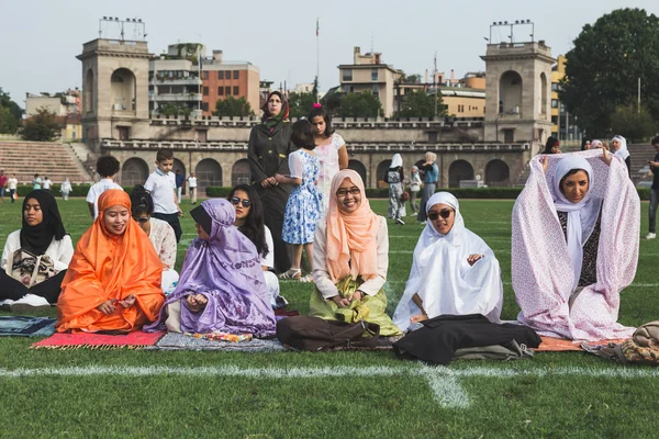 Muslim orang merayakan Idul Fitri di Milan, Italia — Stok Foto