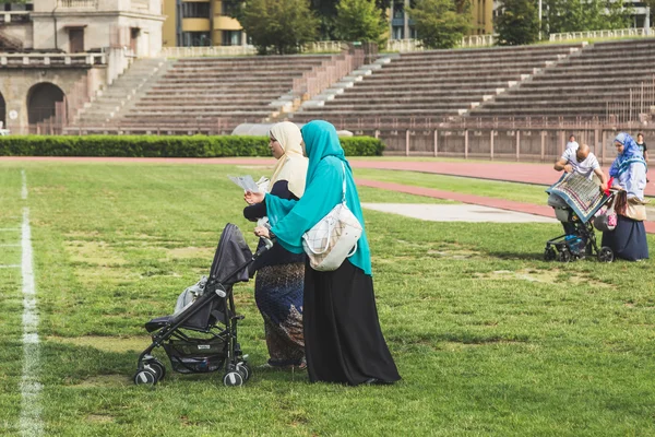 Milano, İtalya'da Bayramı kutlayan Müslüman insanlar — Stok fotoğraf