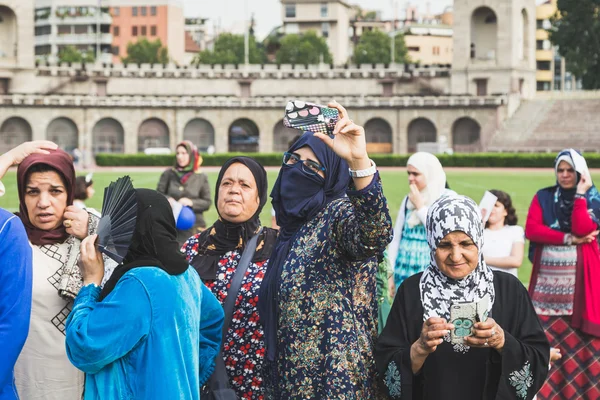 Muslim people celebrating Eid in Milan, Italy — Stock Photo, Image
