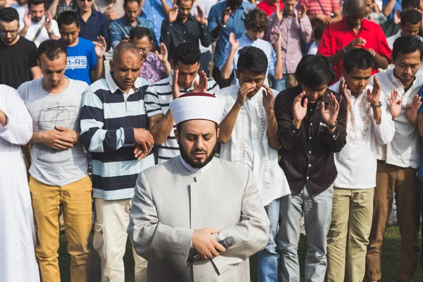 Мусульманські люди святкують віз в Мілані, Італія — стокове фото