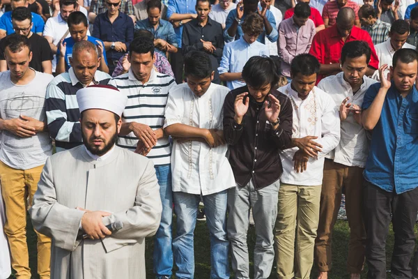 Мусульманські люди святкують віз в Мілані, Італія — стокове фото