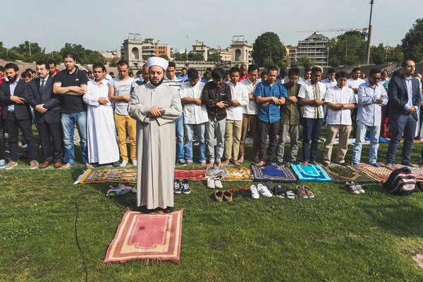 Milano, İtalya'da Bayramı kutlayan Müslüman insanlar — Stok fotoğraf