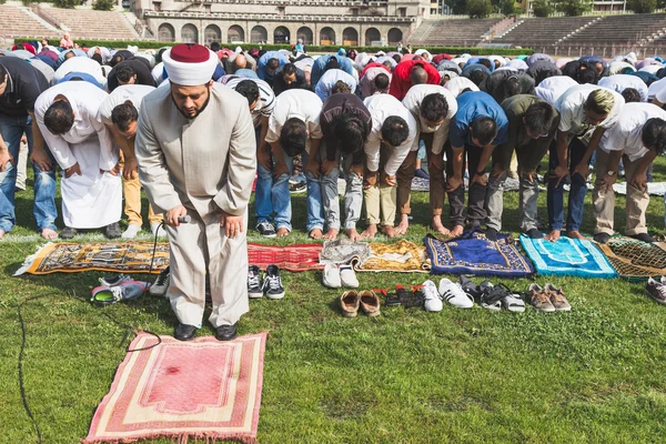 Milano, İtalya'da Bayramı kutlayan Müslüman insanlar — Stok fotoğraf