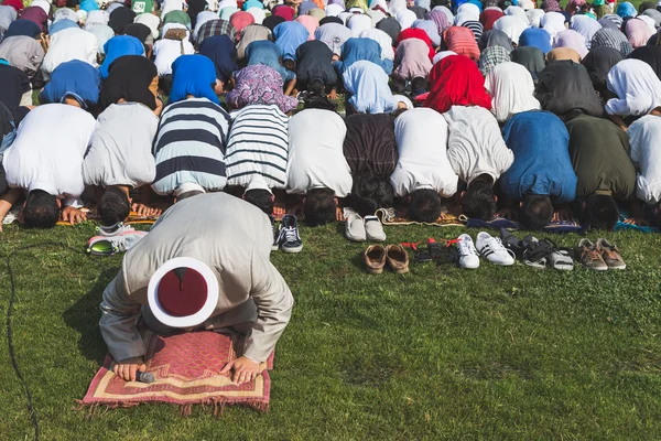 Moslim mensen die eID vieren in Milaan, Italië — Stockfoto