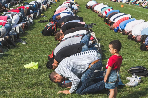 Muzułmanie obchodzi Eid w Mediolanie, Włochy — Zdjęcie stockowe