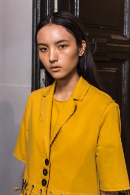  Güzel model backstage içinde poz