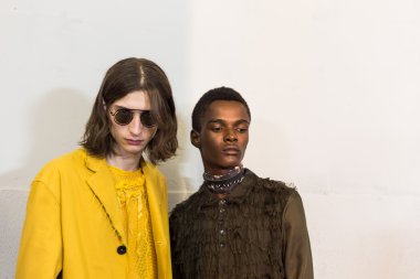  Backstage içinde poz güzel modelleri