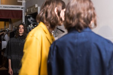  Backstage içinde poz güzel modelleri