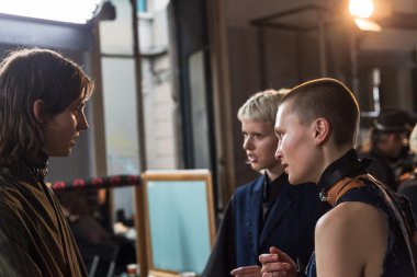  Backstage içinde poz güzel modelleri