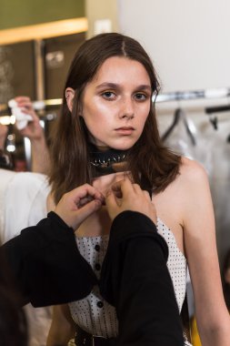  Güzel model backstage içinde poz