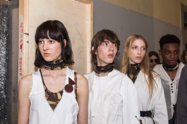  Backstage içinde poz güzel modelleri