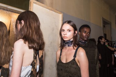  Backstage içinde poz güzel modelleri