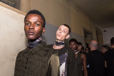  Backstage içinde poz güzel modelleri