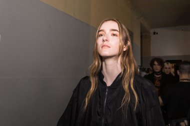  Güzel model backstage içinde poz