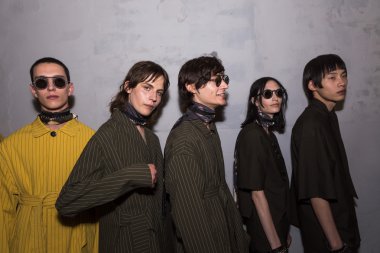  Backstage içinde poz güzel modelleri