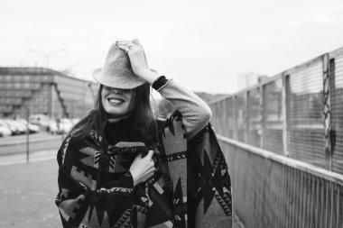 Sokağın ortasında poz şapkalı güzel esmer