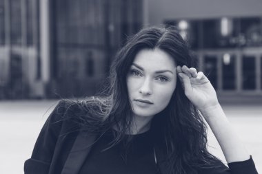 Güzel esmer bir kentsel bağlamda poz