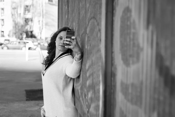 Prachtige jonge vrouw die een selfie — Stockfoto