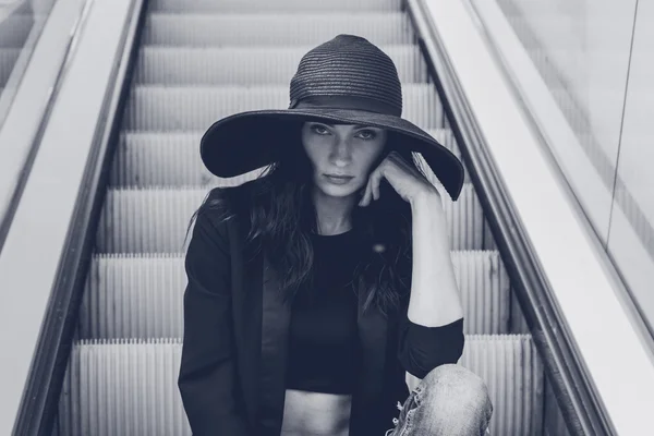 Gorgeous girl posing on an escalator — Stock Photo, Image
