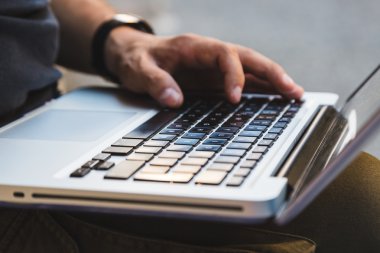 Detay eller üstünde laptop çalışma