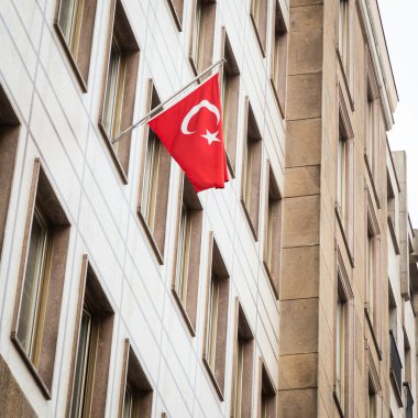 Türkiye Konsolosluğu dışında Türk bayrağı