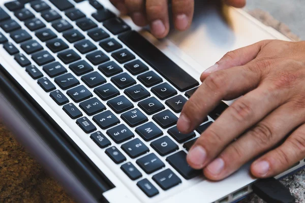 Detalhe de mãos trabalhando no laptop — Fotografia de Stock