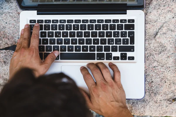 Detalj av händerna arbetar på bärbar dator — Stockfoto