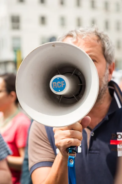 People protesting agaist president Erdogan in Milan, Italy — Stock Photo, Image