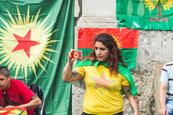 Koerdische activist protesteren in Milaan, Italië — Stockfoto