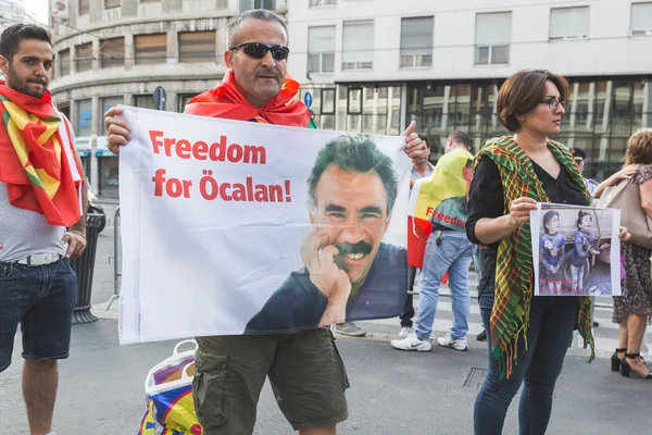 Koerdische activisten protesteren in Milaan, Italië — Stockfoto
