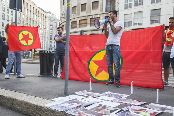 Attivisti curdi che protestano a Milano — Foto Stock