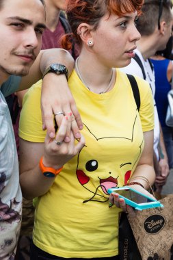 İnsanlar Milano, İtalya'daki Pokemon Go Tour'a katılıyor