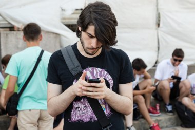 İnsanlar Milano, İtalya'daki Pokemon Go Tour'a katılıyor