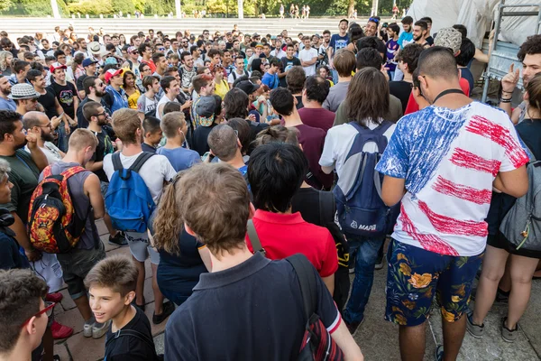 Mensen nemen deel aan de Pokemon go Tour in Milaan, Italië — Stockfoto