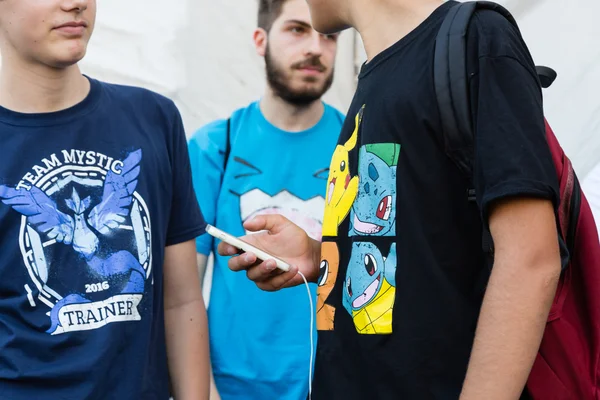 La gente participa en el Pokemon Go Tour en Milán, Italia —  Fotos de Stock