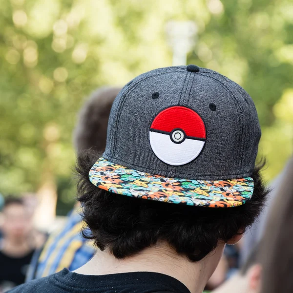 İnsanlar Milano, İtalya'daki Pokemon Go Tour'a katılıyor — Stok fotoğraf