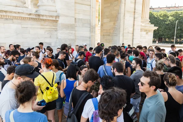 Les gens participent au Pokemon Go Tour à Milan, Italie — Photo