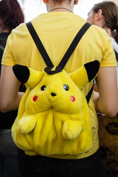 İnsanlar Milano, İtalya'daki Pokemon Go Tour'a katılıyor — Stok fotoğraf