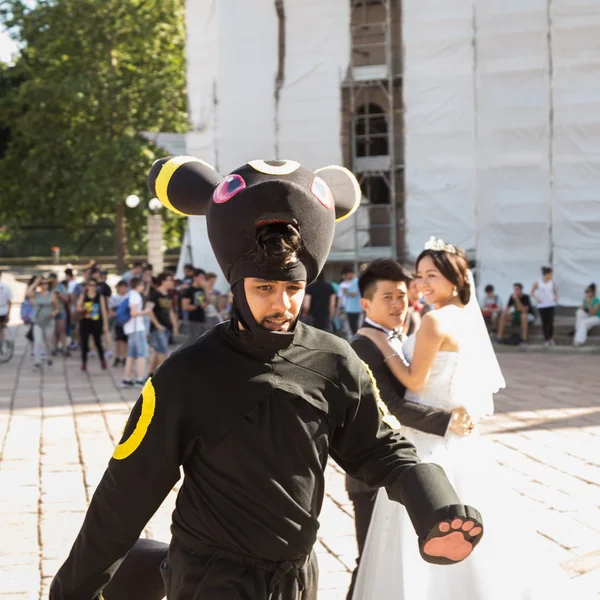 People take part in The Pokemon Go Tour in Milan, Italy — Stock Photo, Image