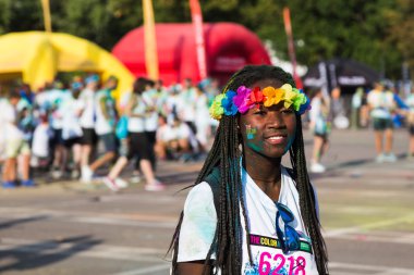 Binlerce insan renk çalıştırmak katılmak