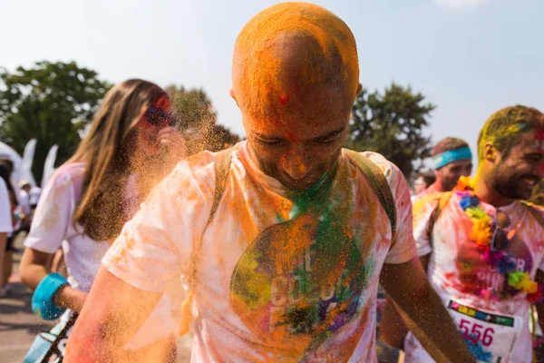 Тысячи людей принимают участие в "Цветном пробеге" — стоковое фото