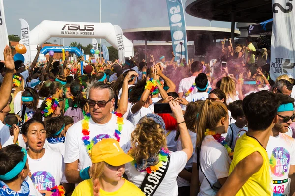 Miles de personas participan en el Color Run —  Fotos de Stock