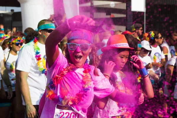 Des milliers de personnes participent à la course aux couleurs — Photo