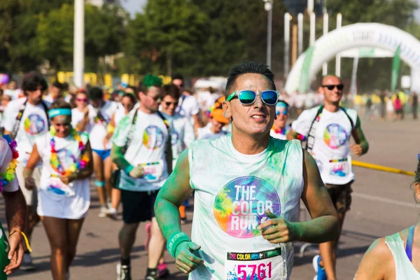 Thousands of people take part in the Color Run — Stock Photo, Image