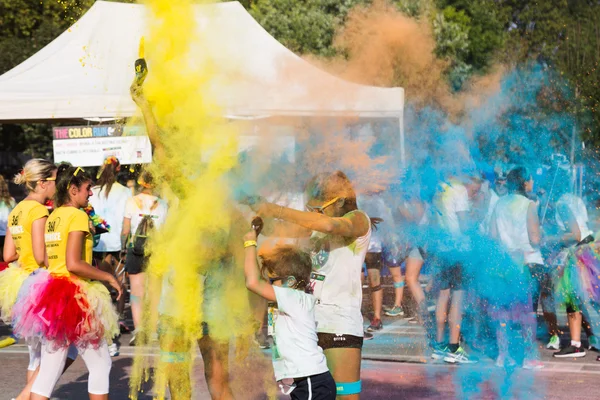 Tisíce lidí účastní barva běh — Stock fotografie