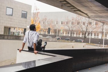 Hint yakışıklı bir kentsel bağlamda poz